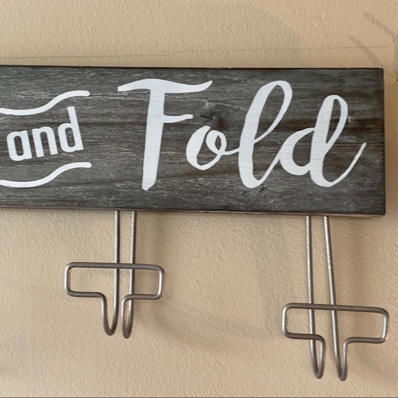 Wooden ‘Fluff & Fold’ Farmhouse 4 Hook Decorative Wall Hanger NWT - Picture 12 of 14